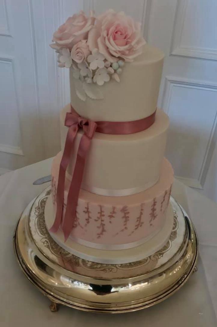 😃☂️More cakes to take your mind off the wet stuff!#cakes #cakedecorating #rain #rainyday #wedding