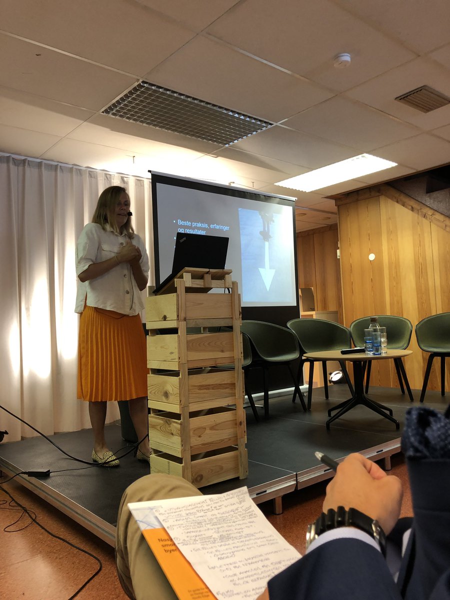 ChrisMacCormaic's tweet image. Malin Kock Hansen fra @doganorway lanserer Nasjonal veikart for #smarte og #bærekraftige byer og lokalsamfunn og takker arbeidsgruppe og referansegruppe som var med i å skape veikartet. En bottom-up samarbeid. 
@doganorway @nordicedgeexpo #Smartbyene
