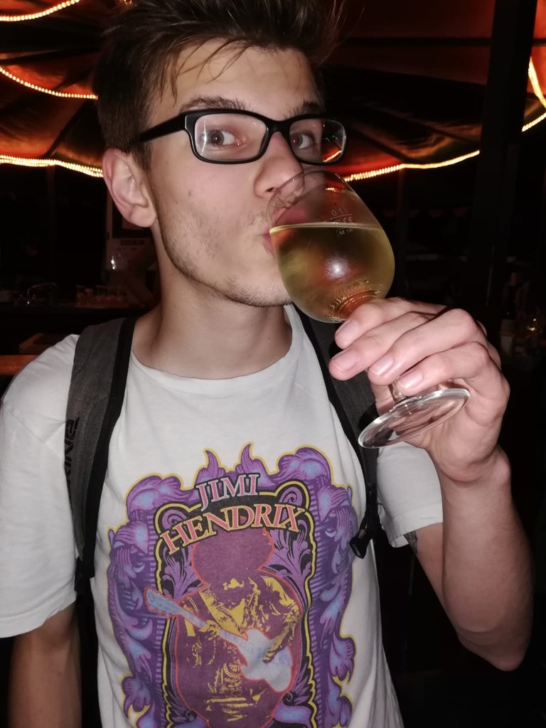 Liebe Twitter Menschen! Ab nächster Woche Dienstag tingel ich auf der Gamescom herum. Falls ihr mich seht, haut mich gerne mal an und schaut zu, wie ich panisch versuche, etwas interessantes zu sagen ✌️