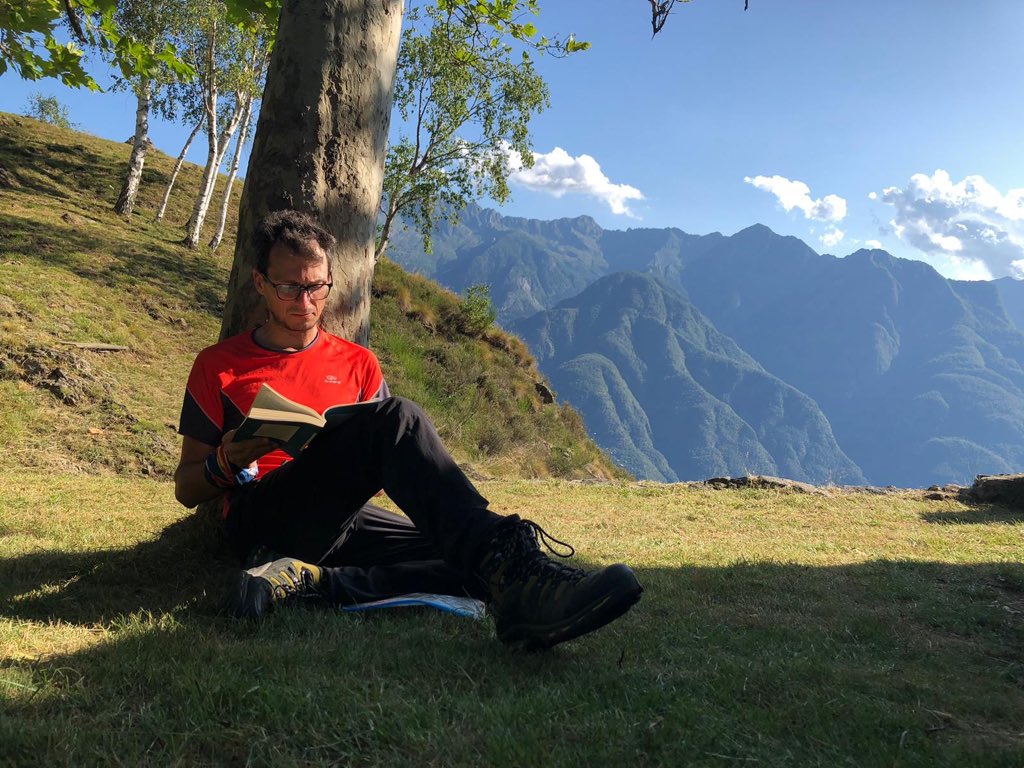 Psicoatleti's tweet photo. ..ma gli zaini più leggeri e il dislivello negativo assecondano la nostra andatura, regalando la stessa ebbrezza di un fuoripista sugli sci.
Mentre affrontiamo l’ultimo guado, ormai vicini all’abitato di #Colloro e alle nostre “birre di fine tappa”.. https://t.co/BTzL0oLhdd