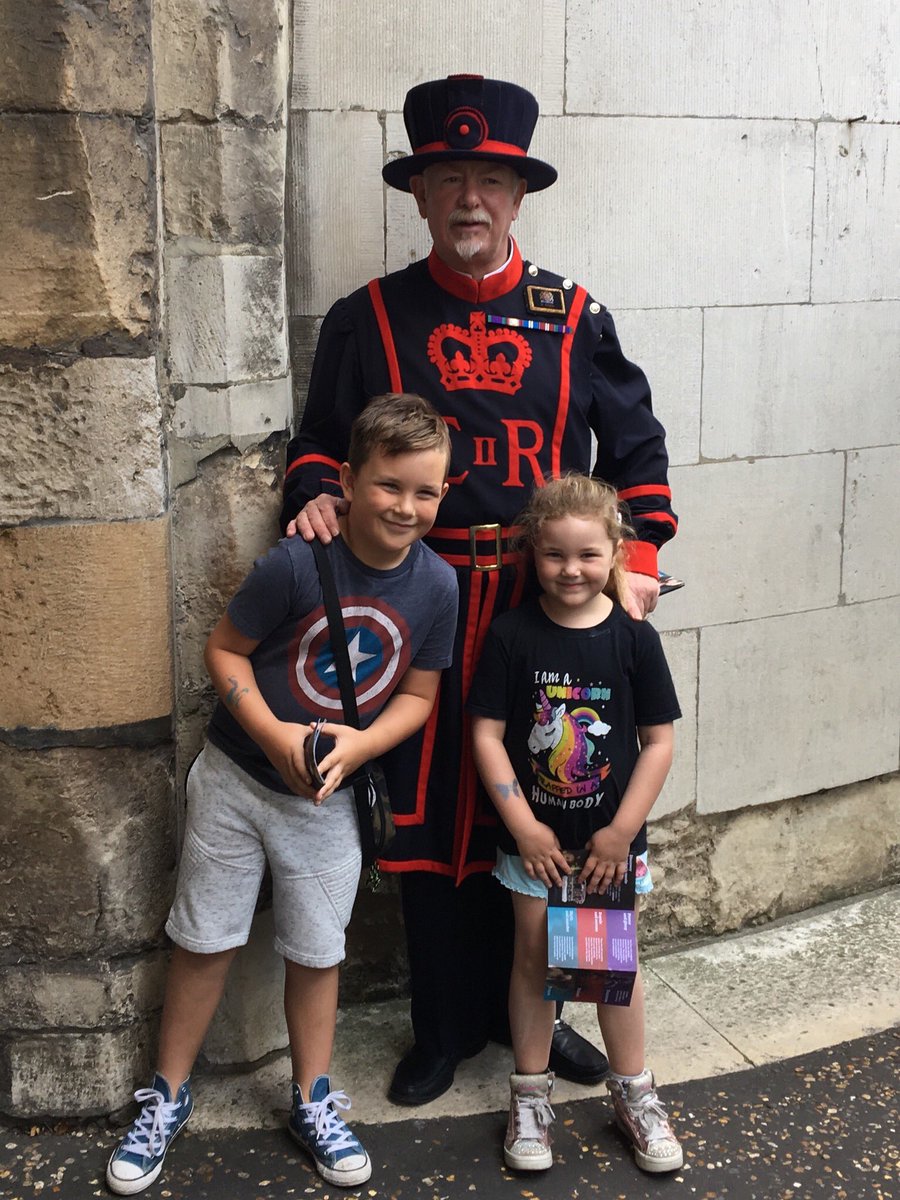jesslea78's tweet photo. Thank you Yeoman Simon for your random act of kindness! We had an awesome day @TowerOfLondon #RandomActsOfKindness https://t.co/ADNSLnS7v0