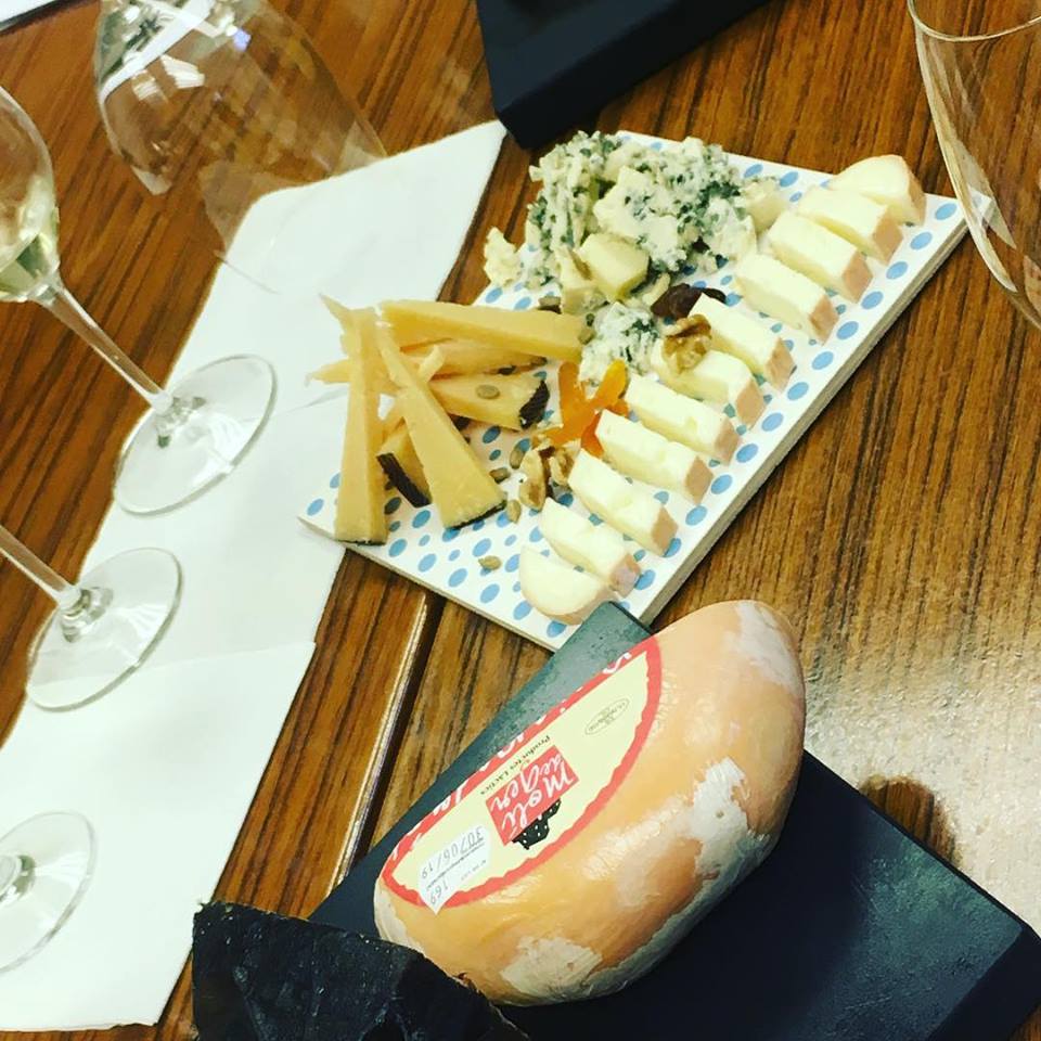 Coneixeu la <a href="/laformatgeria/">la formatgeria</a> de Sitges? És un espai on podeu anar a fer maridatges i degustacions dels millors #formatges. 🧀😍 Durant el Sitges Cheese Fest comptarem amb ells i no podrem parar de menjar #formatge!!!😎 #quesito #quesosartesanales #locosporelqueso #formatgeria