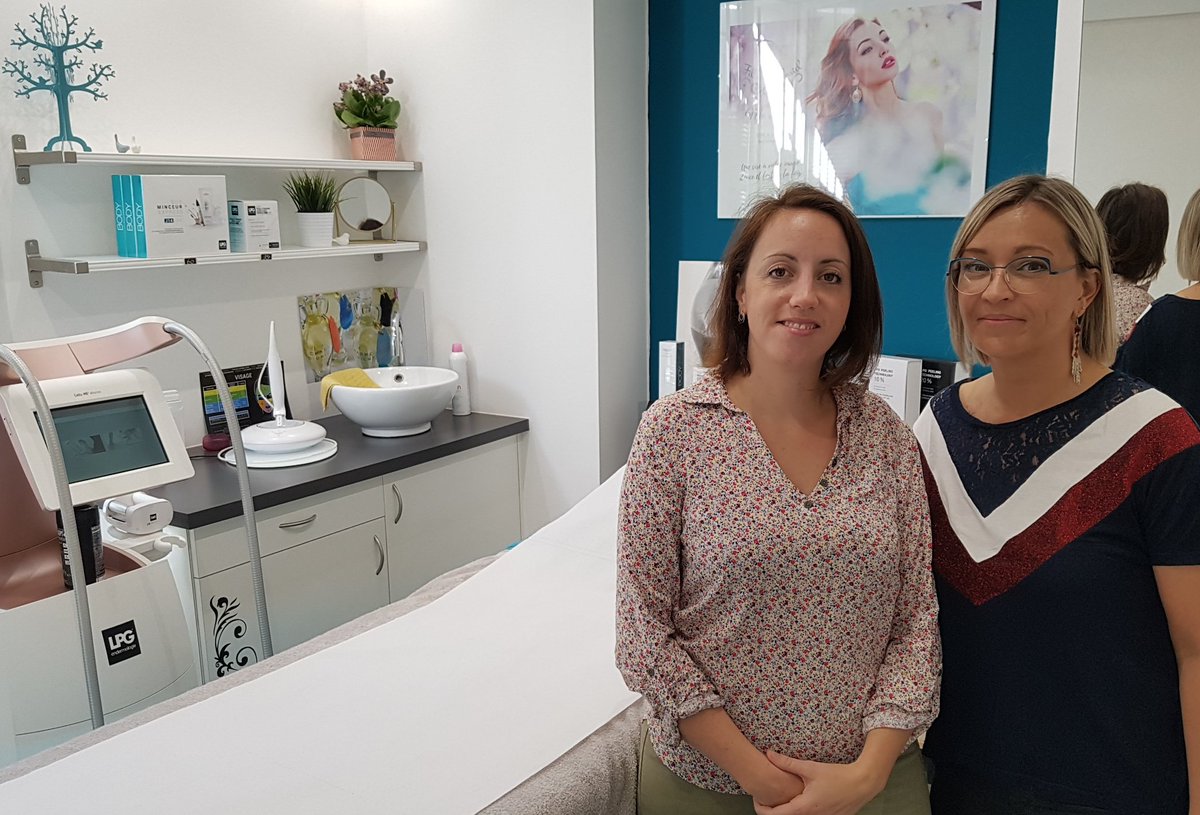 GuiblinFranck's tweet photo. 📌 #avecpoleemploi le dispositif #afpr , qui a fait ses preuves, est 💯 adapté au recrutement de nos petits commerces #amboise. Un employeur ravi👌 pour l'embauche de sa 1ere  salariée🙋‍♀️ dans ce salon d'esthétisme🧖‍♀️💅. @BoistardEric @ChDelorme76 @poleemploi_RCVL @ClaudeGuey https://t.co/Mmnb0aNJNk