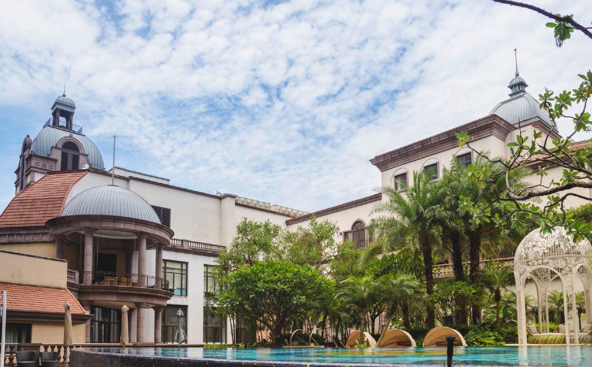 Feeling sun-kissed ⛱☀️❤️  

#MOCorner #MandarinOrientalTaipei  #summerday #poolside