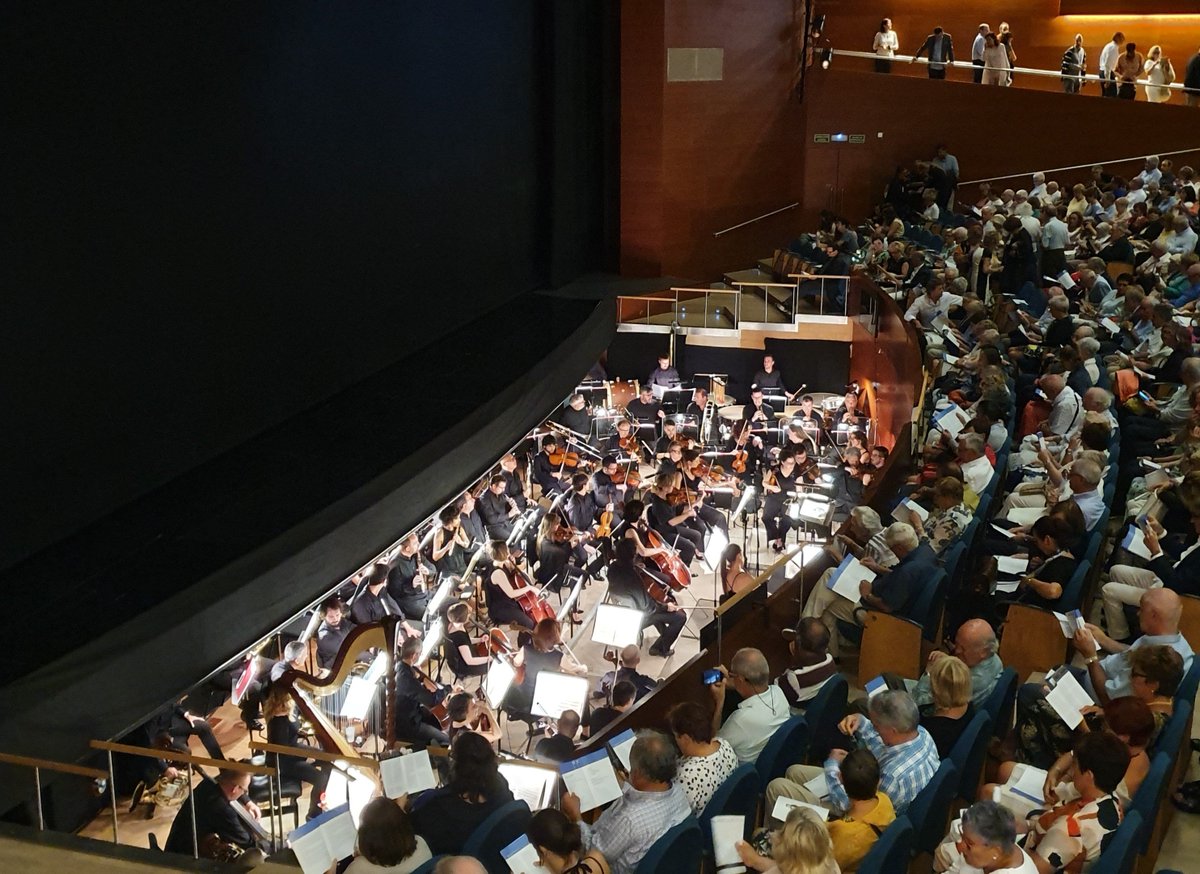 euskadiorkestra's tweet photo. Desde el foso, y siguiendo las directrices del director @giuseppefinzi Finzi, aportamos ayer todo el dramatismo que encierra la "Madame Butterfly" de Puccini. Enhorabuena a todo el elenco y sobre todo a la tolosarra @Ainhoarteta Arteta por su enorme papel. Mañana segunda entrega. https://t.co/jKoFHhsH0U