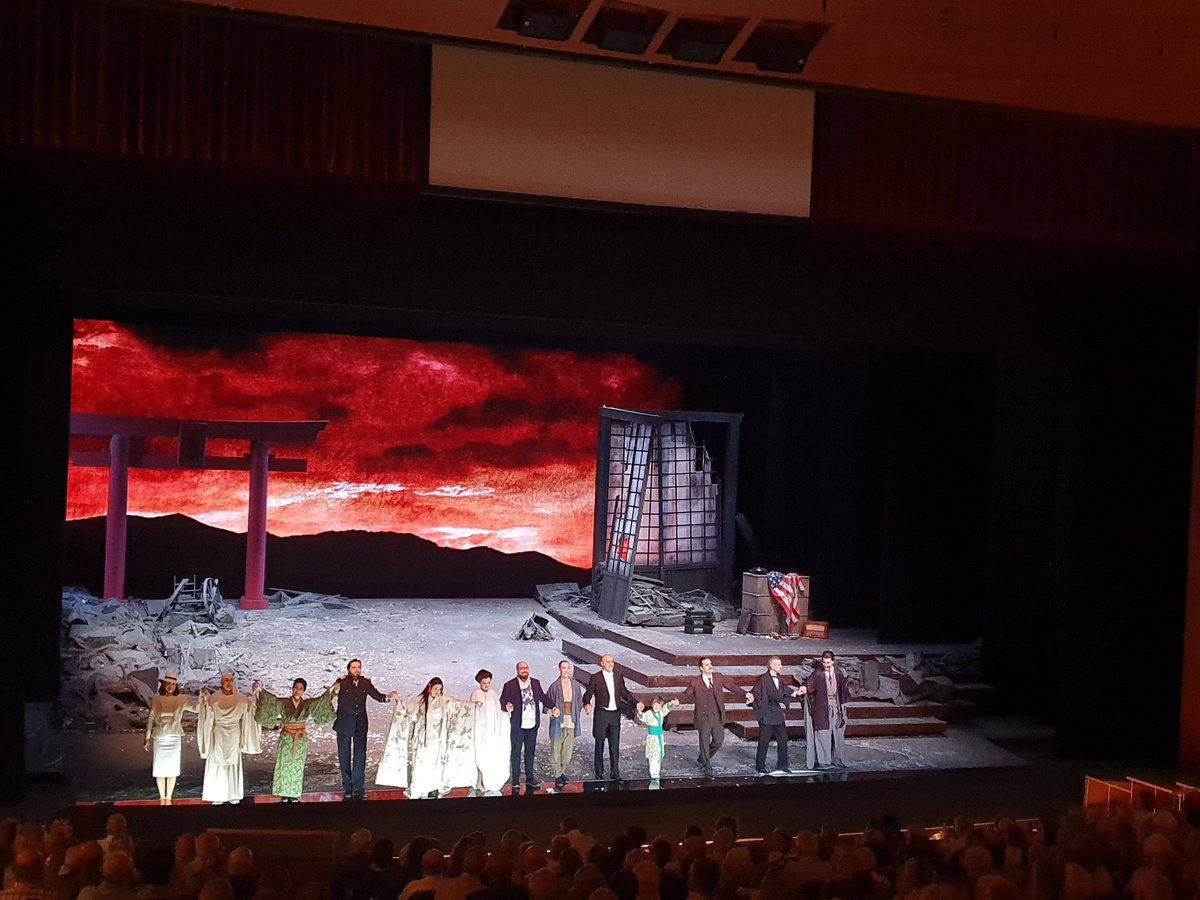euskadiorkestra's tweet photo. Desde el foso, y siguiendo las directrices del director @giuseppefinzi Finzi, aportamos ayer todo el dramatismo que encierra la "Madame Butterfly" de Puccini. Enhorabuena a todo el elenco y sobre todo a la tolosarra @Ainhoarteta Arteta por su enorme papel. Mañana segunda entrega. https://t.co/jKoFHhsH0U