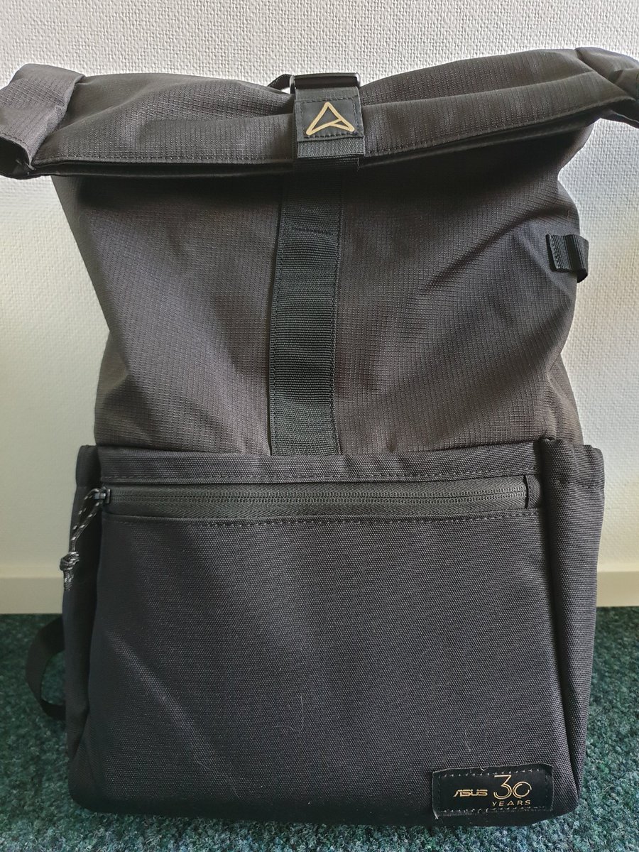 AndiGAMETV's tweet photo. Damn das neue Backpack von @asus_ch erleichtert mir sogar die Arbeit 😅😎
Da passen einfach locker sechs 15" Laptops rein und macht den Transport an den anderen Standort super angenehm :)
#Werbung #ASUSROG #ROGStreamTeam ❤🖤 https://t.co/rrxvCIuaeW