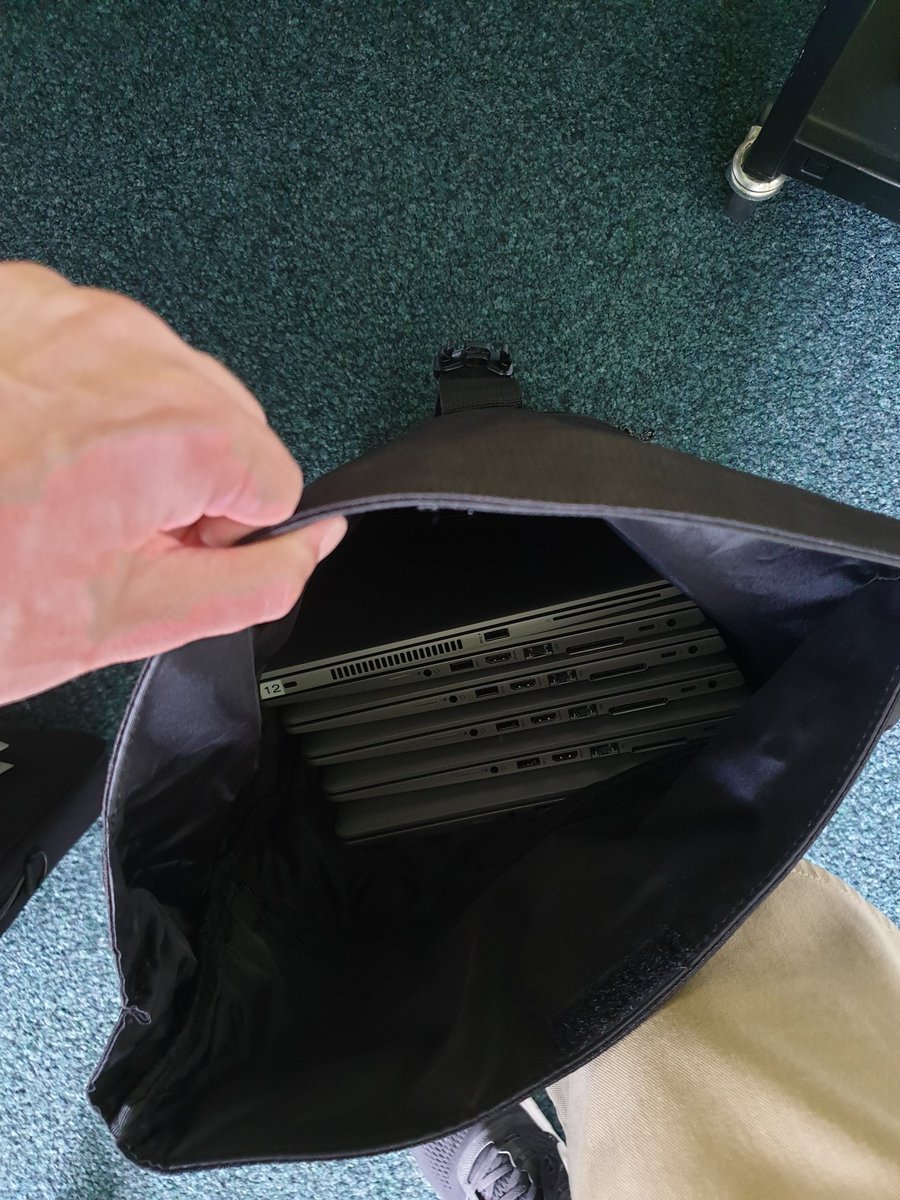 AndiGAMETV's tweet photo. Damn das neue Backpack von @asus_ch erleichtert mir sogar die Arbeit 😅😎
Da passen einfach locker sechs 15" Laptops rein und macht den Transport an den anderen Standort super angenehm :)
#Werbung #ASUSROG #ROGStreamTeam ❤🖤 https://t.co/rrxvCIuaeW