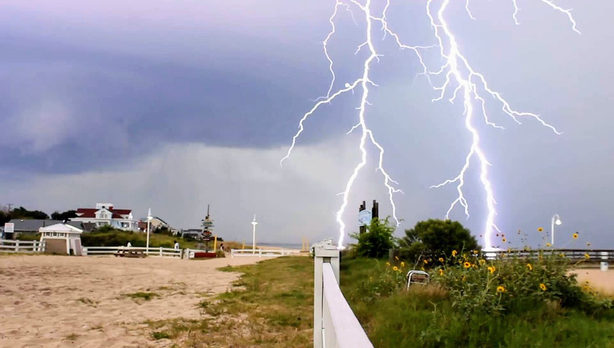 AStrayer20's tweet photo. Excellent lightning show from a cell in Norfolk, VA @NWSEMC @WBOC16Weather @NWS @wildweatherdan @NorfolkWx @NWSSevereTstorm https://t.co/3ayRALn71J
