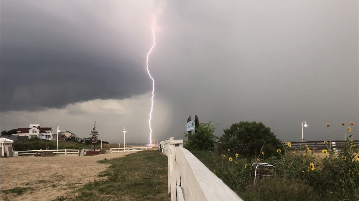 AStrayer20's tweet photo. Excellent lightning show from a cell in Norfolk, VA @NWSEMC @WBOC16Weather @NWS @wildweatherdan @NorfolkWx @NWSSevereTstorm https://t.co/3ayRALn71J