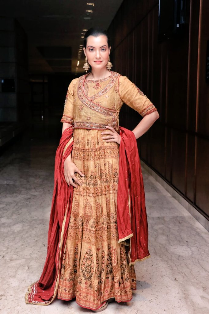 ArpitaCP's tweet photo. Decked up for Guldasta's press conference.
#NextProject
Outfit by- #RiRituKumar @RituKumar
Jewellery By- @SOHNAbySawansukha https://t.co/glTtGbiTFz