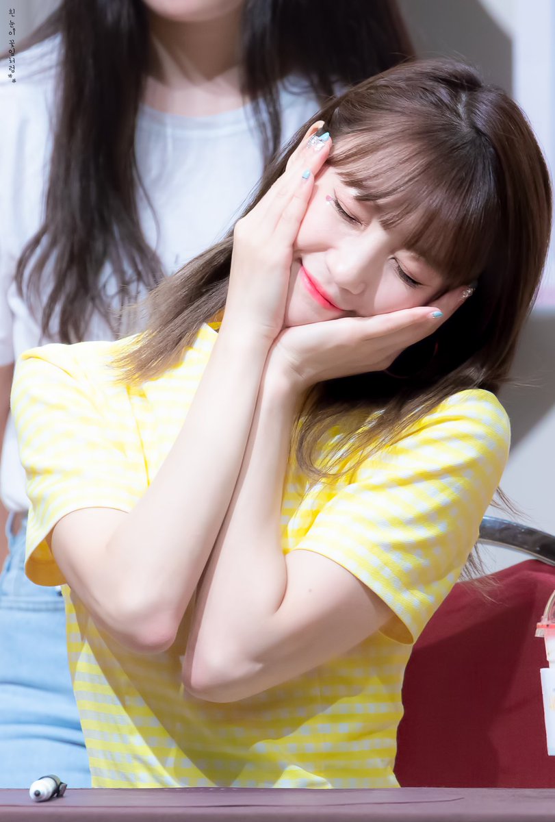 BYB_Blossom's tweet photo. #오마이걸 #OHMYGIRL  #비니 #배유빈 #binnie #ビニ 
190811 상암 팬사인회 
네 마음 위로 번지~ https://t.co/JkLnjA6RRO