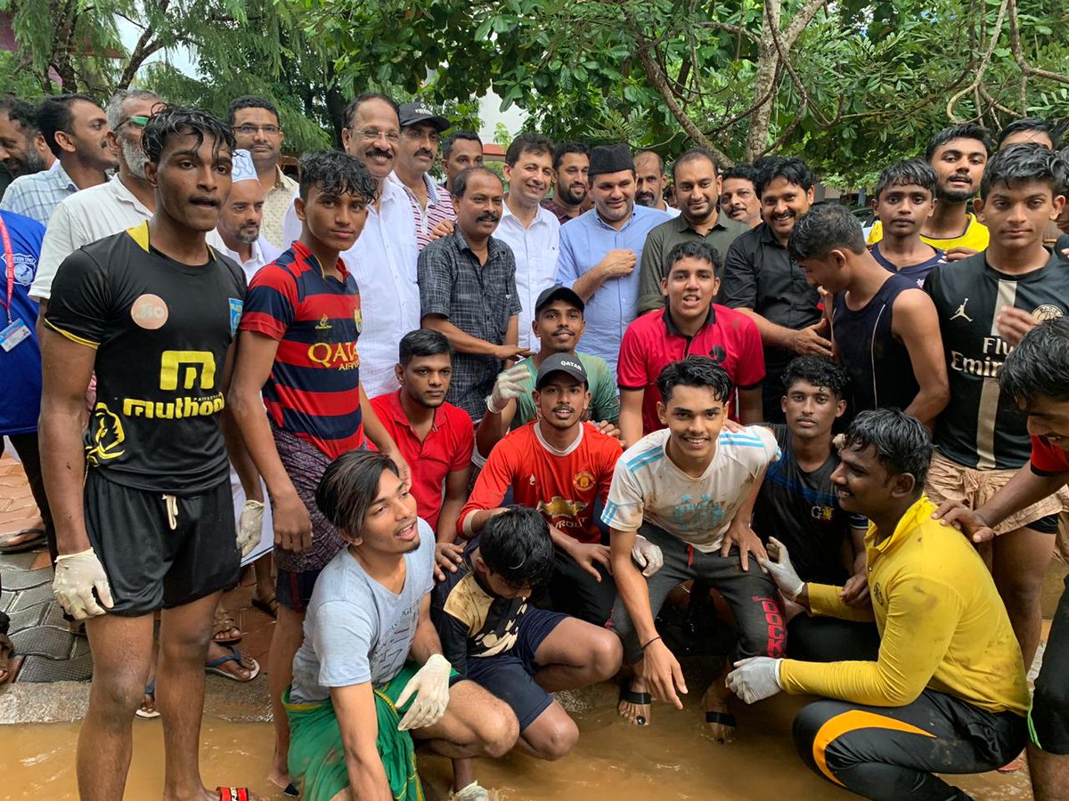 earayees's tweet photo. With Sayyid @munavvarshihab, Jabbar Haji, P.K. Firos, @AhamedSaju1 and above all the Face of Humanity - the volunteers who are helping the community. #KeralaFloods  #WhiteGuard

@iumlofficial https://t.co/oF32Dc4JjA
