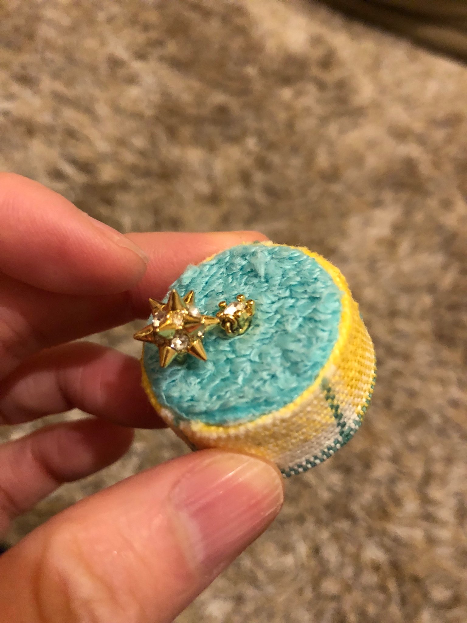 言葉レリーナ ココロに栄養を届けるクリエイター ペットボトルキャップを不要布でデコり 不要ピアスを刺しただけのリマインダー シンクに置いておき 汚れたお弁当の出し忘れ防止などに ミッション終了で定位置に戻す ハンドメイド 大人の工作 言葉レリーナ ココロに栄養を届けるクリエイター ペットボトルキャップを不要布でデコり 不要ピアスを刺しただけのリマインダー シンクに置いておき 汚れたお弁当の出し忘れ防止などに ミッション終了で定位置に戻す ハンドメイド 大人の工作