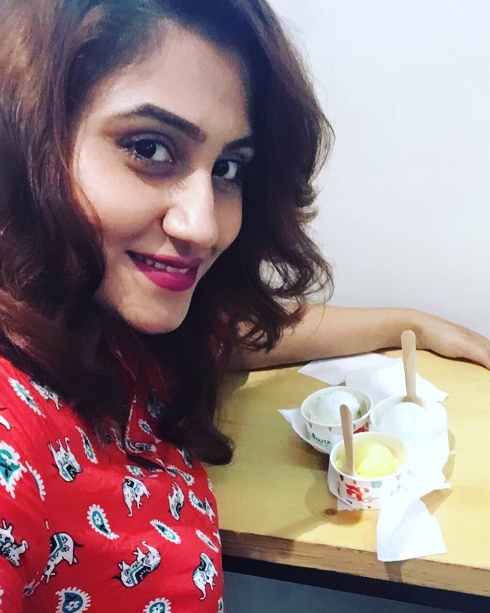 iamTrissha's tweet photo. Love for #IceCream 🍦 
#Naturals_Kolkata ❤️☔️🌧 https://t.co/epxUQeJ0ms