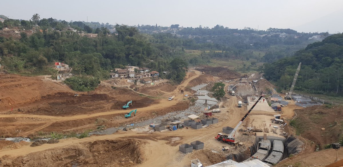 jokowi's tweet image. Ini pembangunan Bendungan Ciawi di Bogor yang dirancang untuk mengurangi debit banjir ke Jakarta. Bendungan Ciawi, bersama Bendungan Sukamahi, akan menahan aliran air dari Gunung Gede dan Pangrango sebelum masuk Katulampa, lalu Sungai Ciliwung.
Semoga rampung akhir tahun depan.