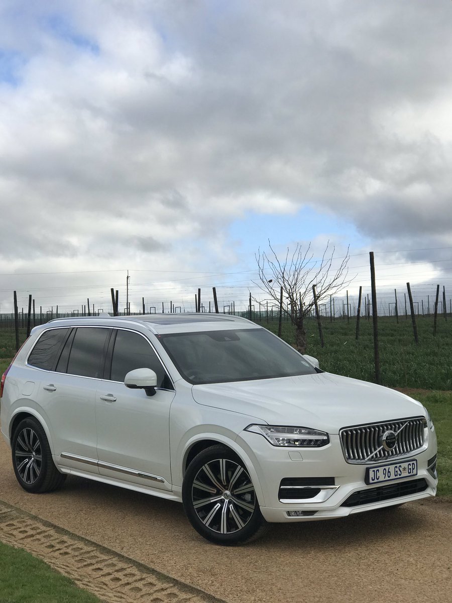 khuleonwheels's tweet photo. The XC90 offers a range of two-litre, four-cylinder engines that are paired an 8-speed auto transmission. There’s one diesel engine XC90 D5 (173kW/480Nm), two petrol engines T5 (187 kW/350Nm), T6 (235kW/400Nm) and one hybrid T8 (300kW (235 kW + 65kW)/640 Nm (400Nm+240Nm). https://t.co/LTnrqfsyb2