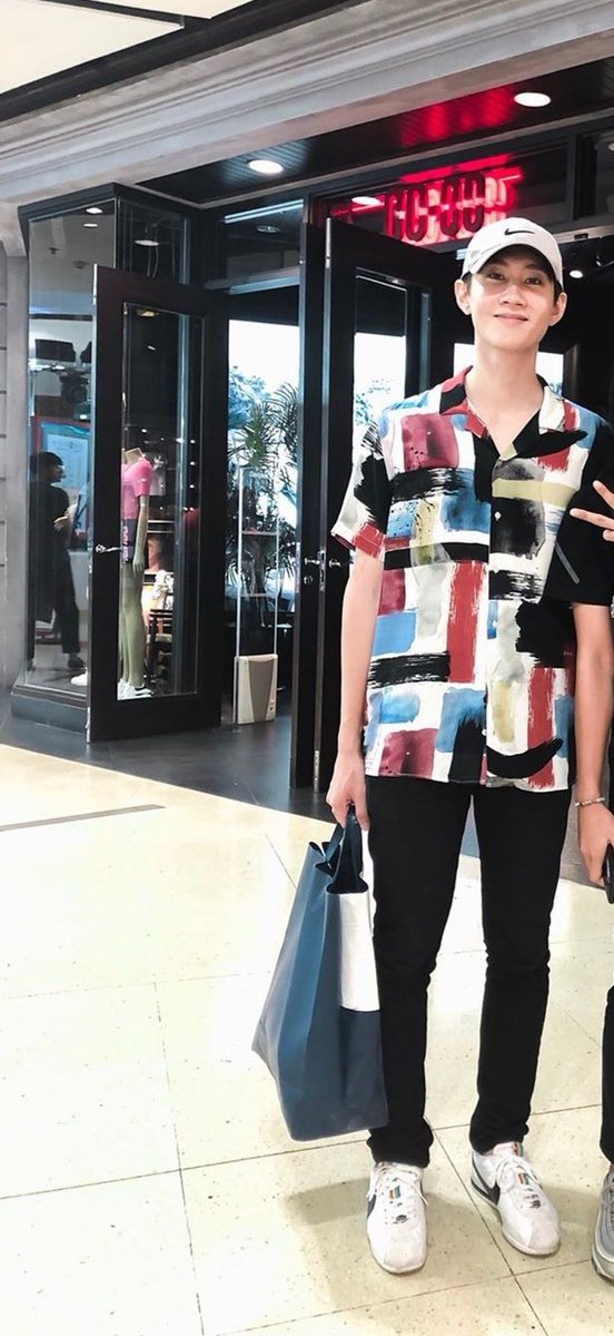 PenlukJ's tweet photo. เย้ๆน้องใส่แล้วน่ารักจังเลย​ เห็นเสื้อตัวนี้แล้วนึกถึงรูปที่น้องเคยวาด​ ดีใจมากน้องหยิบมาใส่​แล้ว เจอกันคราวหน้าพี่ซื้อฝาก2ตัวเลยจร้า🥰😘😍
#captainchonlathorn https://t.co/alYiwflmzF