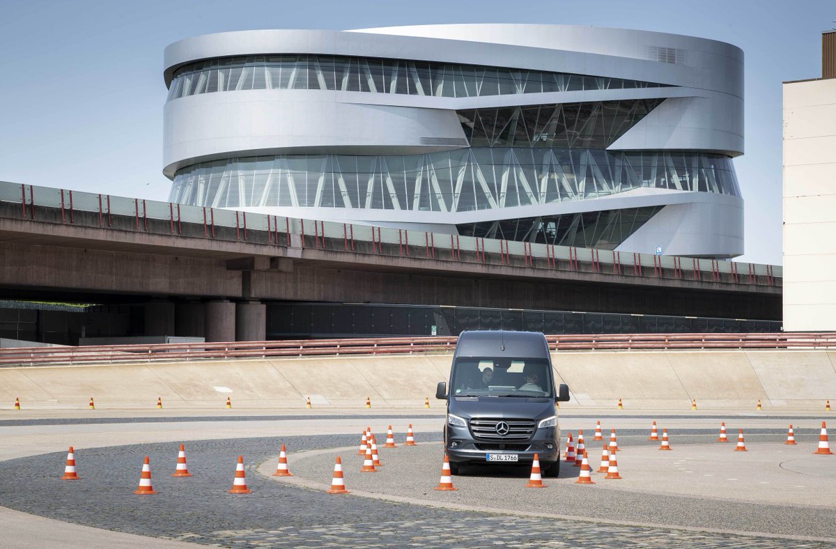 DaimlerTruck's tweet photo. Flexible, reliable and above all secure – that’s our Sprinter. Get to know its new and innovative safety and assistance systems 👉 https://t.co/jSdRIYtuy7  

#Daimler #newSprinter https://t.co/aOHMXFPlsY