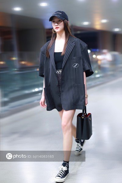 Imaginechina1's tweet photo. Chinese actress Guan Xiaotong flaunts admirable creamy skin and slim figure with sexy long legs at Shanghai airport #GuanXiaotong #XiaotongGuan #关晓彤
https://t.co/vCJC1YyraM https://t.co/CG6FVn2Sey