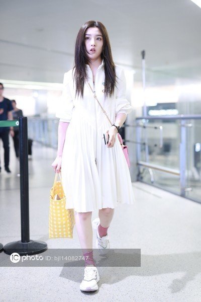 Imaginechina1's tweet photo. Chinese actress Song Zuer flashes adorable look and slender figure in girlish outfit at Shanghai airport #songzuer #ZuerSong #宋祖儿
https://t.co/otdBAT5Eyb https://t.co/Ln0pl5Cjtx