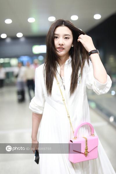 Imaginechina1's tweet photo. Chinese actress Song Zuer flashes adorable look and slender figure in girlish outfit at Shanghai airport #songzuer #ZuerSong #宋祖儿
https://t.co/otdBAT5Eyb https://t.co/Ln0pl5Cjtx