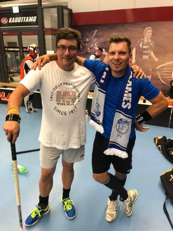 FBTBlueFlames's tweet photo. Flamesin treenivuorolla nähtiin vieraileva tähti, kun legendaarinen @Riitesuo97 saapui vahvistamaan Liekehtiviä Setämiehiä. Lassehan pitää edelleen hallussaan useampia Salibandyliigan ennätyksiä. Tässä mies poseeraa Flames-Ikoni Late Kallion kainalossa.  #Salibandy #Sählyhommat https://t.co/LN3JIGTjjz