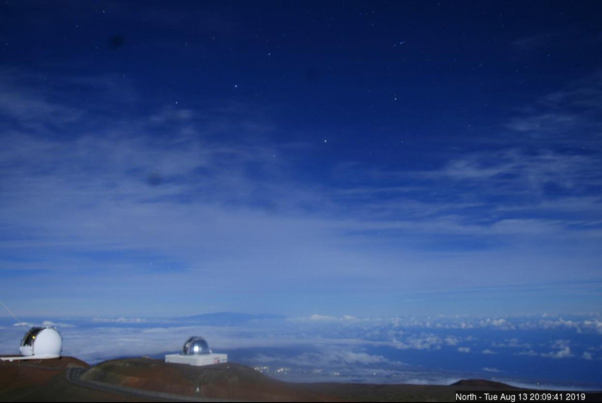 quantumpenguin's tweet image. It's a beautiful (and very bright moon-filled) night to be back on sky! It's great to see @keckobservatory and the laser guide star adaptive optics working.