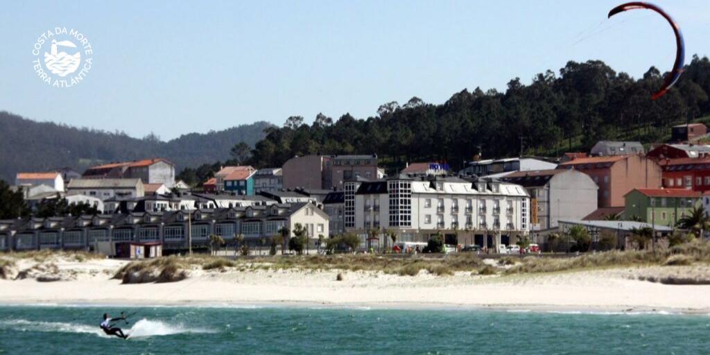 terratlantica's tweet photo. 🏨 Hoxe presentamos o Hotel @playadelaxe
🌊 Se queres combinar na visita á #CostaDaMorte son das ondas mentres dormes, areal polo día e paseos por unha vila mariñeira entre medias... é o teu sitio!
🖱️ https://t.co/6NpfBgiqR9
#TerrAtlántica #EmpresasAdheridas  @GDRCostadamorte https://t.co/OcPGjilcX5