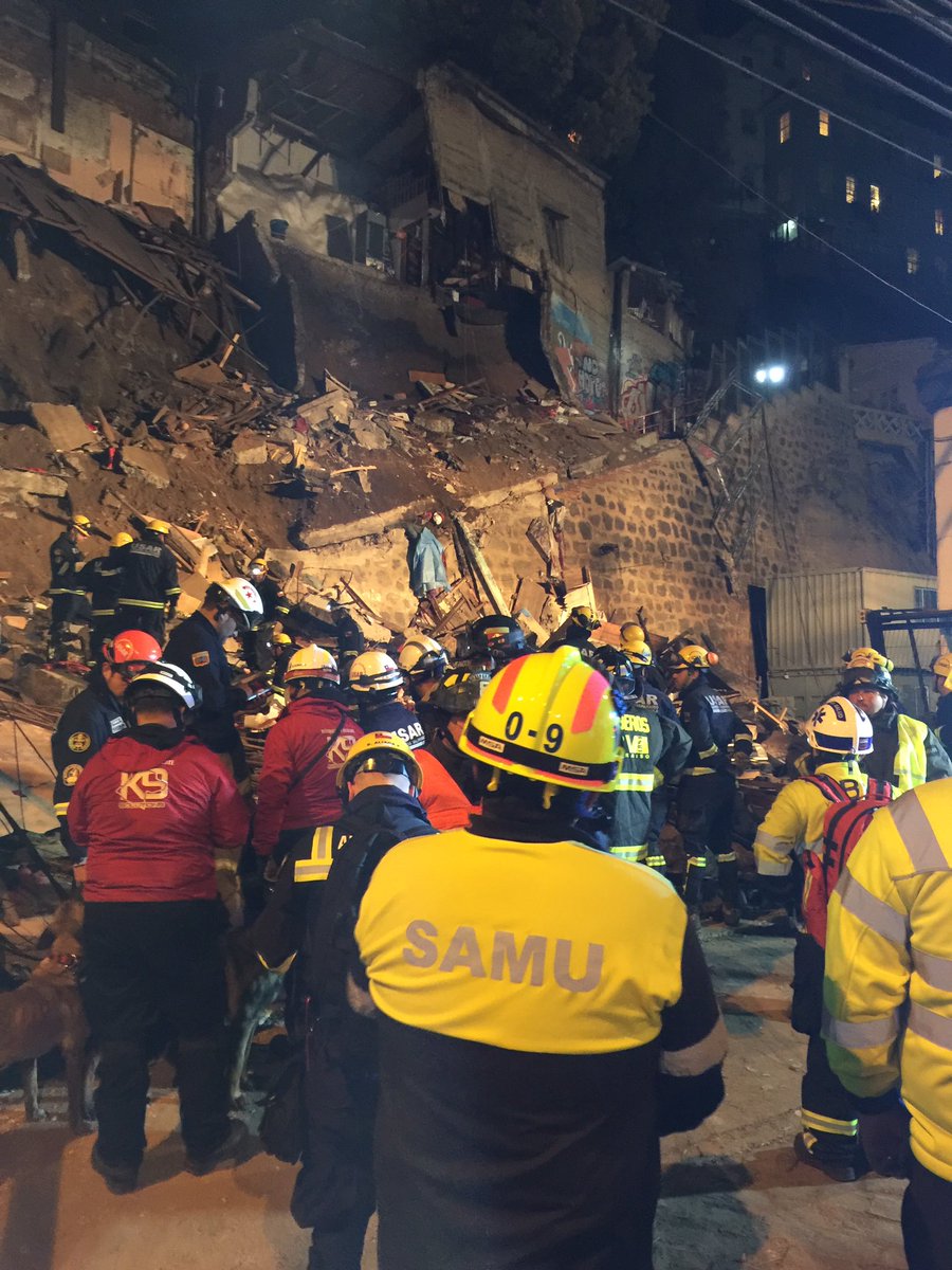 Trabajo comprometido <a href="/CBV1851/">Bomberos Valparaíso</a> y los servicios de rescate desplegados en terreno <a href="/GobernacionValp/">Gobernación Valpo</a>