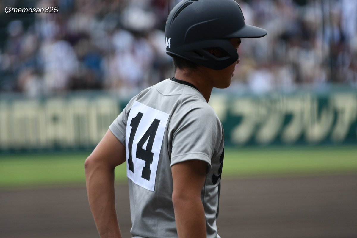 MezaseKoshien89's tweet photo. 熊本工業のサードコーチャーの
選手、風で飛んできたゴミを拾って何回もポケットに入れてた。 https://t.co/NJBVr5dQe2