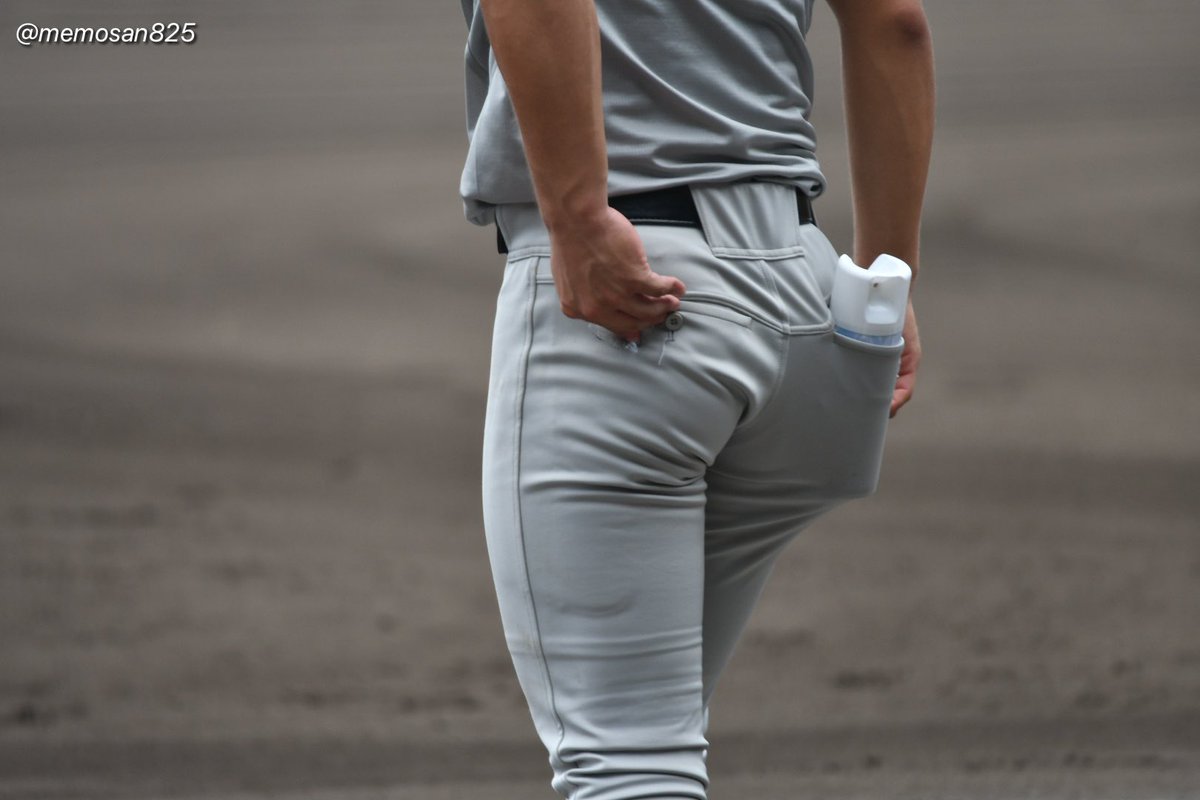 MezaseKoshien89's tweet photo. 熊本工業のサードコーチャーの
選手、風で飛んできたゴミを拾って何回もポケットに入れてた。 https://t.co/NJBVr5dQe2