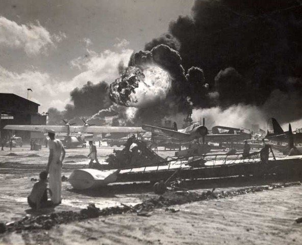 James1940's tweet photo. A pal of mine in California just sent me these of the attack on Pearl Harbor - unbelievable quality for 1941! https://t.co/wZypyq2wqD