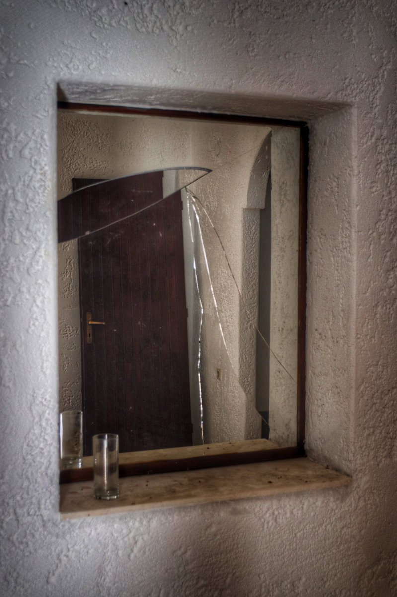 CelineEyes's tweet photo. Dans la glace
#reglet #miroir #glace #urbex #motel #abandonné #hotel #abandoned #crète https://t.co/9avZjD316r
