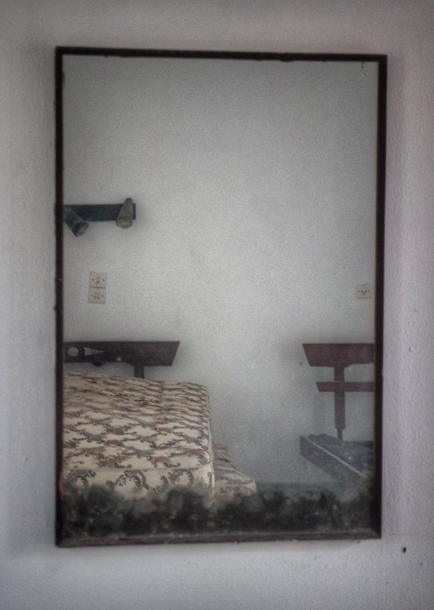 CelineEyes's tweet photo. Dans la glace
#reglet #miroir #glace #urbex #motel #abandonné #hotel #abandoned #crète https://t.co/9avZjD316r