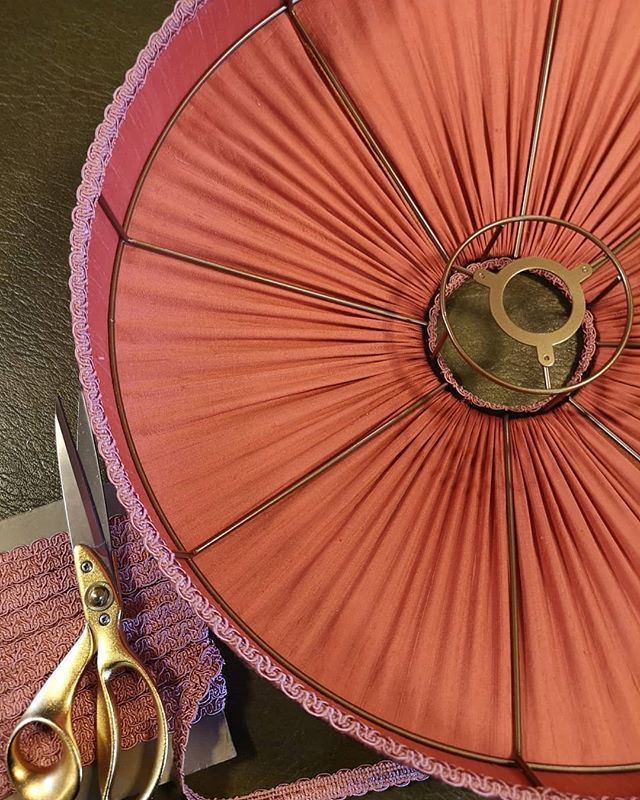 BeauVamp's tweet image. More coral pleats seen here in the make this week with contrasting pink braid. One of the best features about the Tiffany shades are that you get to see the pleating from on top and underneath. A double whammy!
.
.
#coral #pleating #handsewn #traditional… ift.tt/2Mhy9Mq