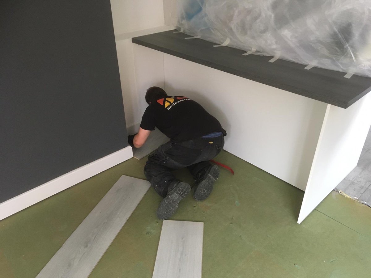 Nooitmeerzwam2's tweet photo. Laminaatvloer leggen na het uitvoeren van een Zwamsanering in Voorschoten https://t.co/nu40QdzP7W #nooitmeerzwam #landelijkspecialist #zwambestrijdin #zwamsanering #kruipruimteisolatie #projectmatig #particulier https://t.co/RVIbFgSFCq