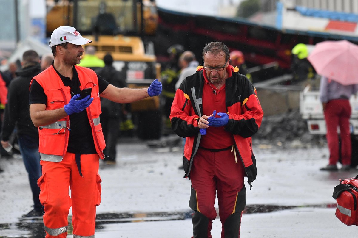 DPCgov's tweet image. #14agosto 2018, il crollo del #PonteMorandi. Il Servizio nazionale della #protezionecivile rinnova il cordoglio per le vittime e ricorda l’impegno di chi operò in quei giorni. Ieri come oggi siamo con il cuore a #Genova.

Foto: Ansa e Croce Rossa Italiana