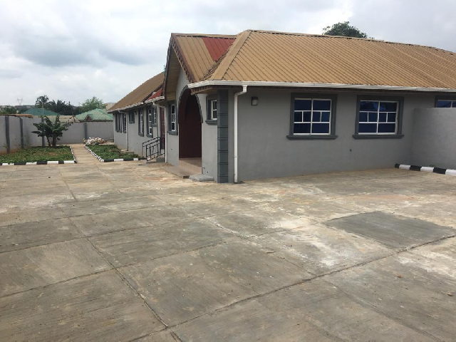 RealtorBot's tweet photo. ** LUXURY 3 BEDROOM APARTMENTS **

Type: Flat/Apartment For Sale
Address: 📌 Akingbile area Close to IITA, Akingile, Akinyele, Oyo
Price: ₦35,000,000 outright purchase
Features:   🛏️ 3   🛁 3   🚽 4
Furnished: ❌
Serviced: ❌
Agent: @allgrabs
Link: https://t.co/00GERX8SeW . https://t.co/WQD8u6QF7c