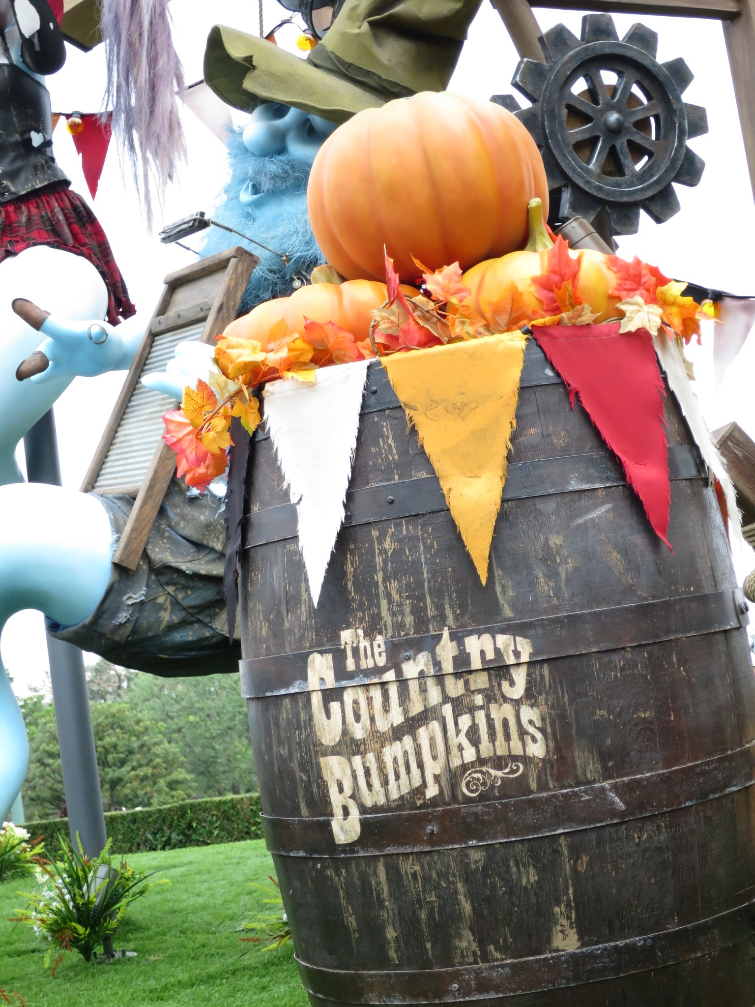 Frontier Railroader Country Bumpkinで田舎者 無骨者という意味だそうです まんまやな Hillbillyはカントリーミュージックの初期頃のスタイルで 主にアメリカ南部の山岳地帯に住む人々が発展させた音楽ですね その人々のこともhillbillyと呼ぶそう