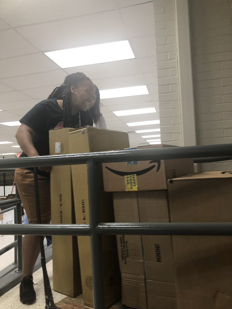 Charlottepmgr's tweet photo. Having fun at Monroe Demonstration Academy getting ready for the first day of school! #serveTPS #arvest #sucesstps @deborahgist @rschornick @timgford @drinkli11 @HinesKit @hamlind1 @annmarie_hayden @blksalaryman @BlaineYoungbl https://t.co/Q84uoQp2xv