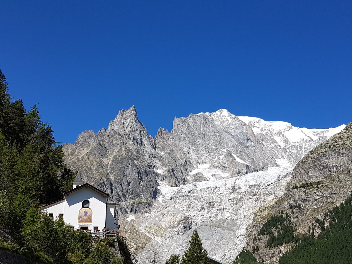 Vette aguzze e cielo blu 🤩 e il ghiacciaio, sempre lì 
#training #Hardwork 
#running 
#iocorroqui
Cc .<a href="/runlovers/">Runlovers</a>