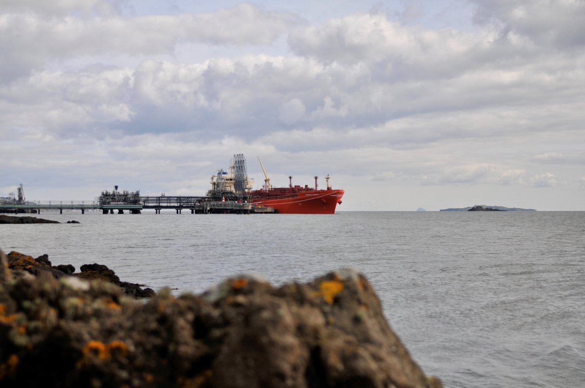 GraypenLtd's tweet photo. Starlight Venture heading inward to Hound Point and the Navigator Scorpio alongside at Braefoot #shipping #ships #houndpoint #Braefoot #graypen https://t.co/R40Qr9rjui