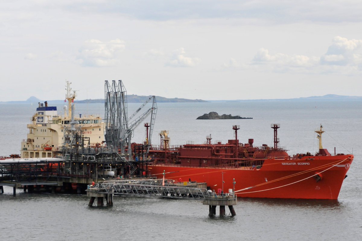 GraypenLtd's tweet photo. Starlight Venture heading inward to Hound Point and the Navigator Scorpio alongside at Braefoot #shipping #ships #houndpoint #Braefoot #graypen https://t.co/R40Qr9rjui