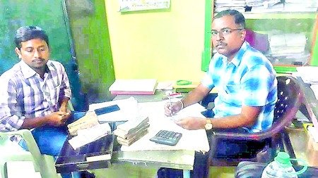 తపాలా కార్యాలయాల్లో ఆధార్ నమోదుకు చర్యలు తీసుకుంటున్నట్లు ఆ శాఖ కర్నూలు డివిజన్ పర్యవేక్షకుడు హరికృష్ణ ప్రసాద్ పేర్కొన్నారు. ఆధార్ నమోదు కొత్తగా అయితే ఉచితంగా చేస్తారని, మార్పులకు, చేర్పులకు రూ.50 చెల్లించవలసి ఉంటుందని, వినియోగదారులు ఈ అవకాశాన్ని సద్వినియోగం చేసుకోవాలన్నారు.