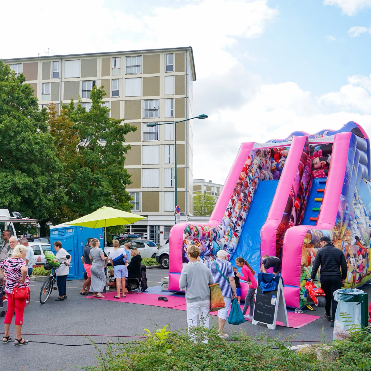 VilledeReims's tweet photo. Cet été, les marchés de #Reims s'animent ! Durant cette période estivale sur les #marchés Jean Moulin, Châtillons & Luton, le Syndicat des #commerçants non sédentaires de Champagne-Ardenne propose aux #enfants de venir se distraire sur des #StructuresGonflables. https://t.co/50PznHOL0w