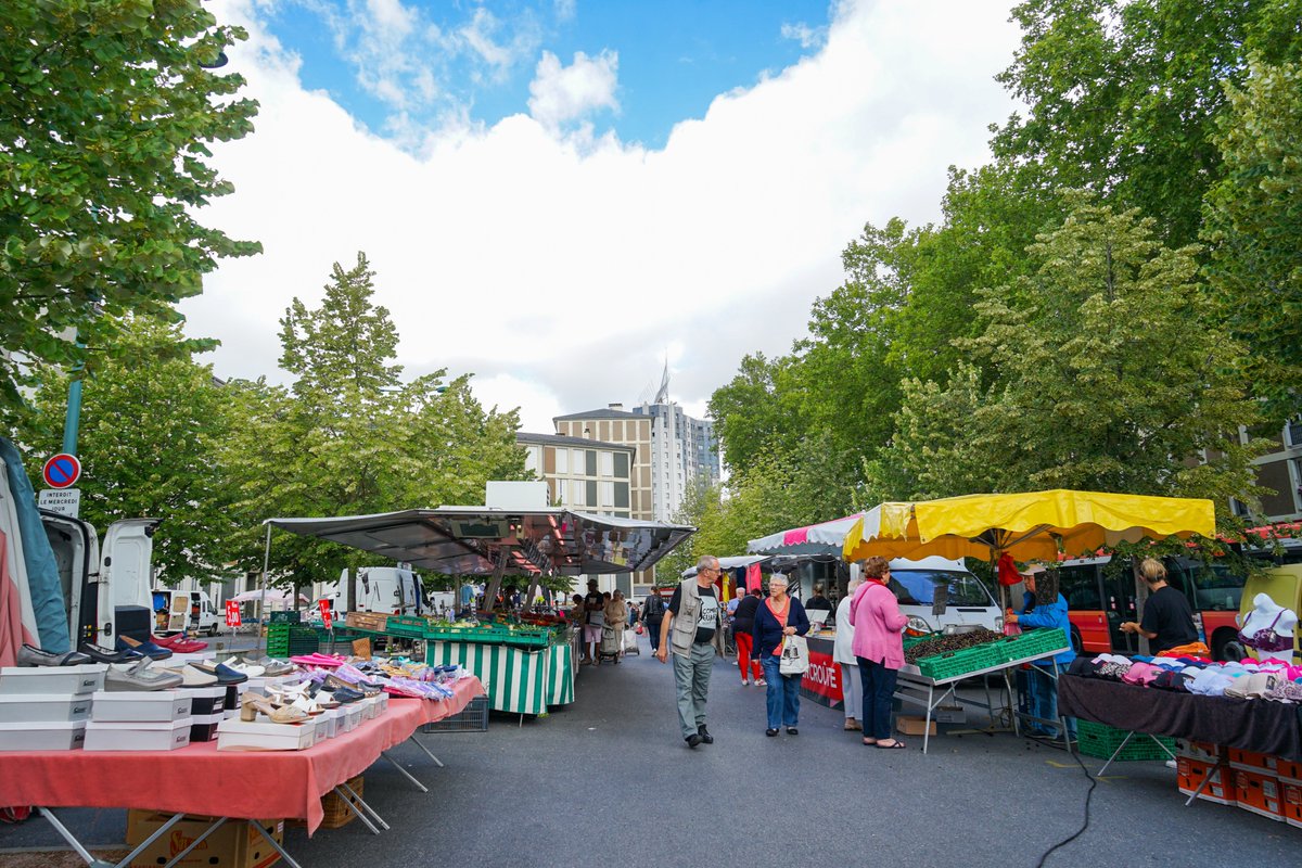 VilledeReims's tweet photo. Cet été, les marchés de #Reims s'animent ! Durant cette période estivale sur les #marchés Jean Moulin, Châtillons & Luton, le Syndicat des #commerçants non sédentaires de Champagne-Ardenne propose aux #enfants de venir se distraire sur des #StructuresGonflables. https://t.co/50PznHOL0w