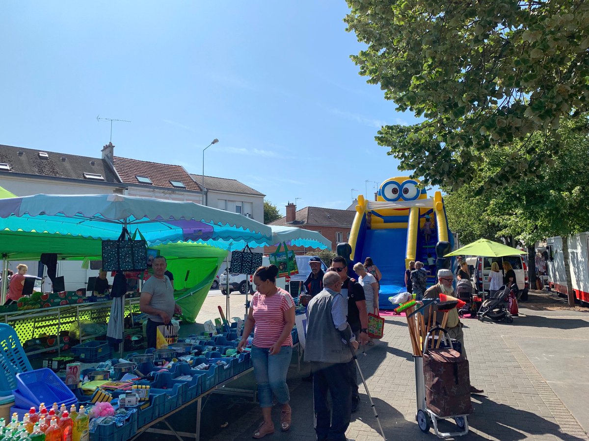 VilledeReims's tweet photo. Cet été, les marchés de #Reims s'animent ! Durant cette période estivale sur les #marchés Jean Moulin, Châtillons & Luton, le Syndicat des #commerçants non sédentaires de Champagne-Ardenne propose aux #enfants de venir se distraire sur des #StructuresGonflables. https://t.co/50PznHOL0w