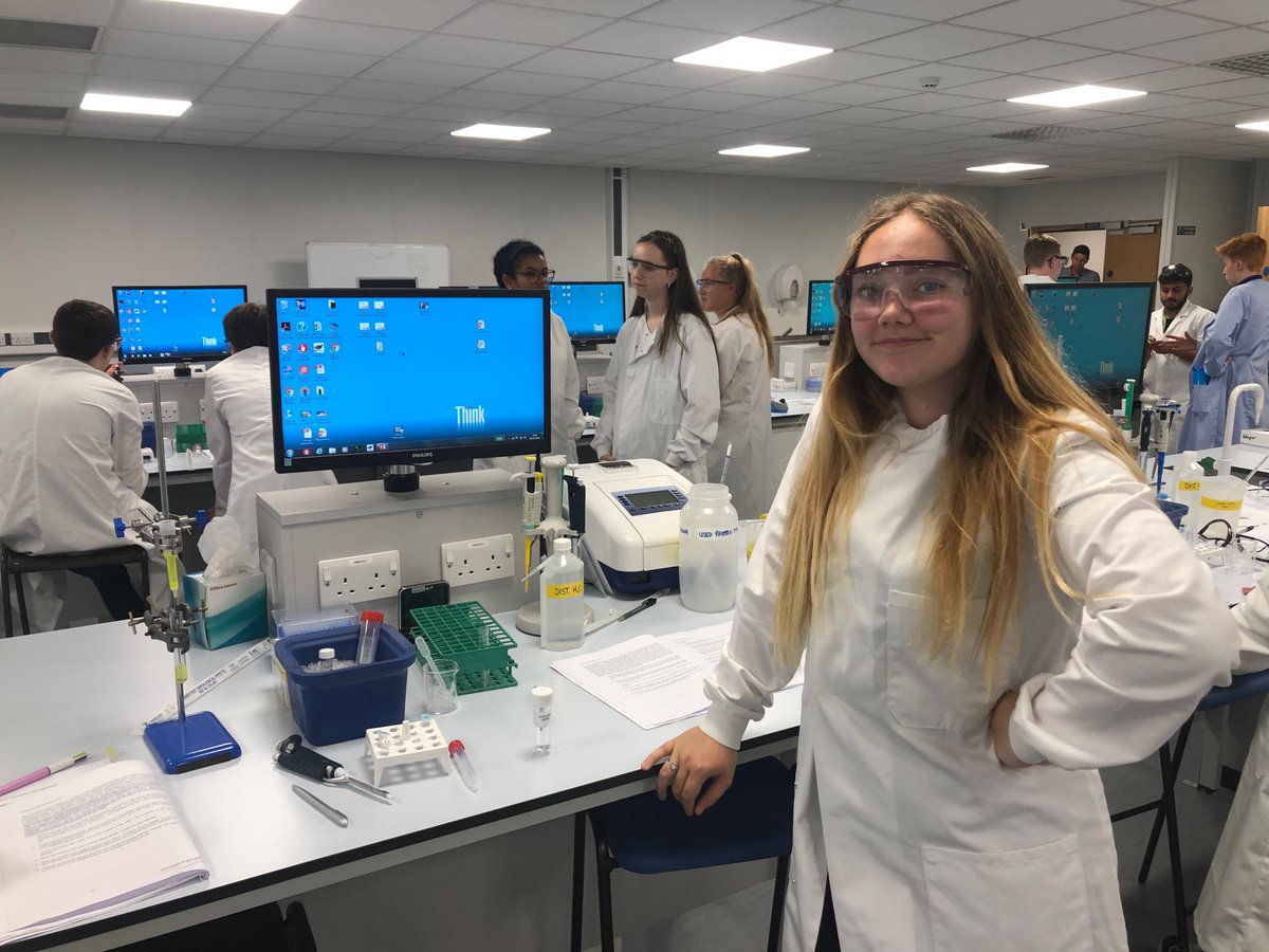 TKASA6th's tweet photo. Congratulations to Anya Butler who successfully completed the University of Oxford Summer School Programme: 'This was the best experience I’ve ever had'. Anya is pictured here in the lab where she purified GFP (Green Fluorescent Protein): we're happy you had fun! https://t.co/kthuNYNtEm