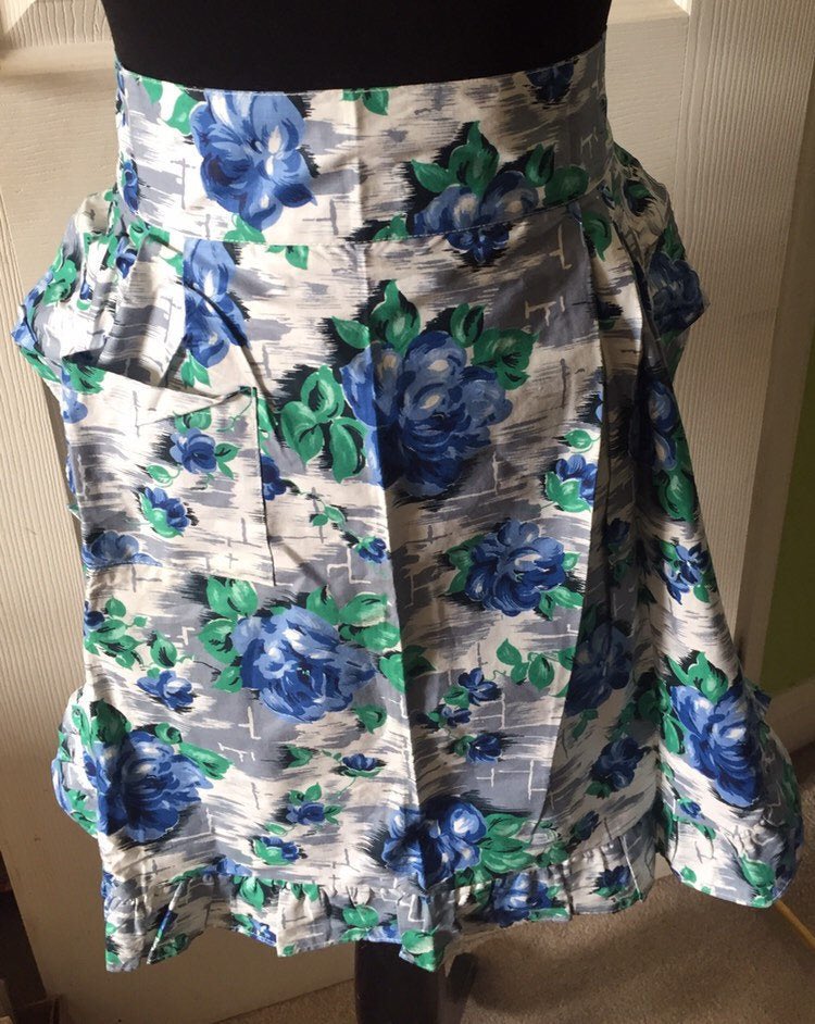 WatsonsVintage's tweet photo. Excited to share this item from my #etsy shop: TRUE VINTAGE 1960s (or earlier) Stunning Frilled Myret Half Pinny/Apron with a beautiful floral pattern and one pocket https://t.co/xeQK8ReWg4 #Vintage #stunning #Myret #HalfPinny #HalfApron #Circa1960s #FloralPattern #RARE https://t.co/1oTXPrUs3F